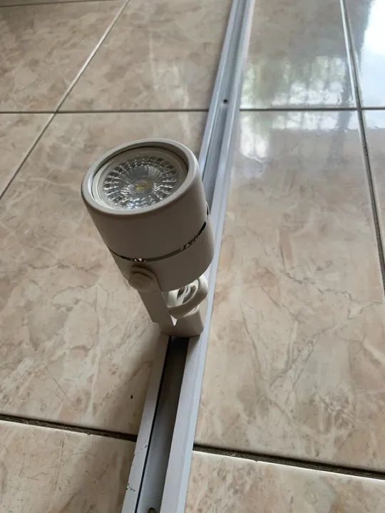 Trilho para Iluminação com 2 spots  - Foto 3