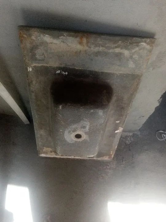 Cuba de pia de cerâmica usada