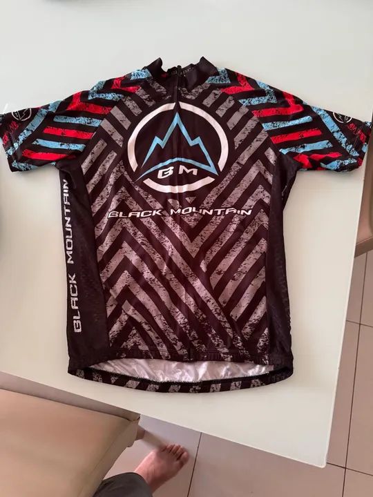 Conjunto de equipamentos para ciclismo. 