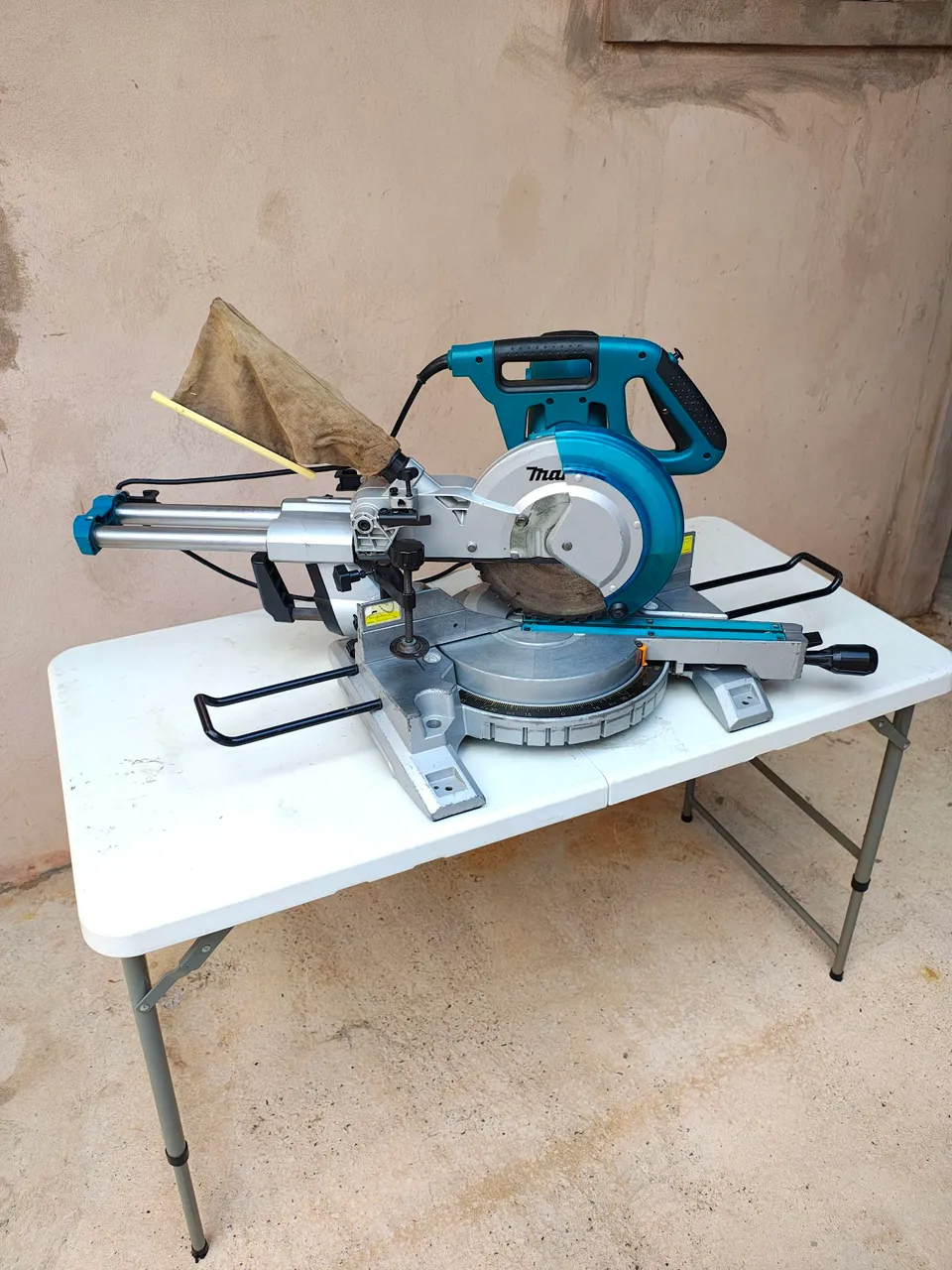 Meia esquadria telescópica Makita.