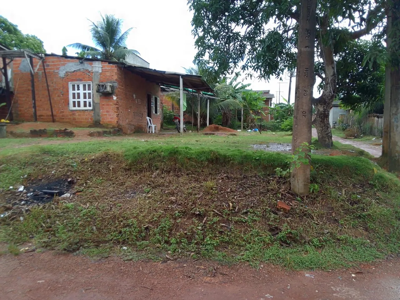 Casa com terreno.