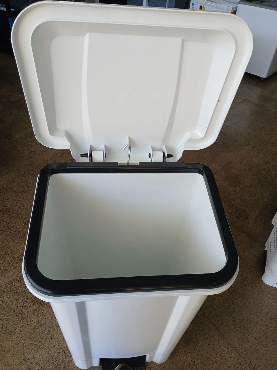 Lixeira  de Pedal Bolivar 100 Litros - Foto 2