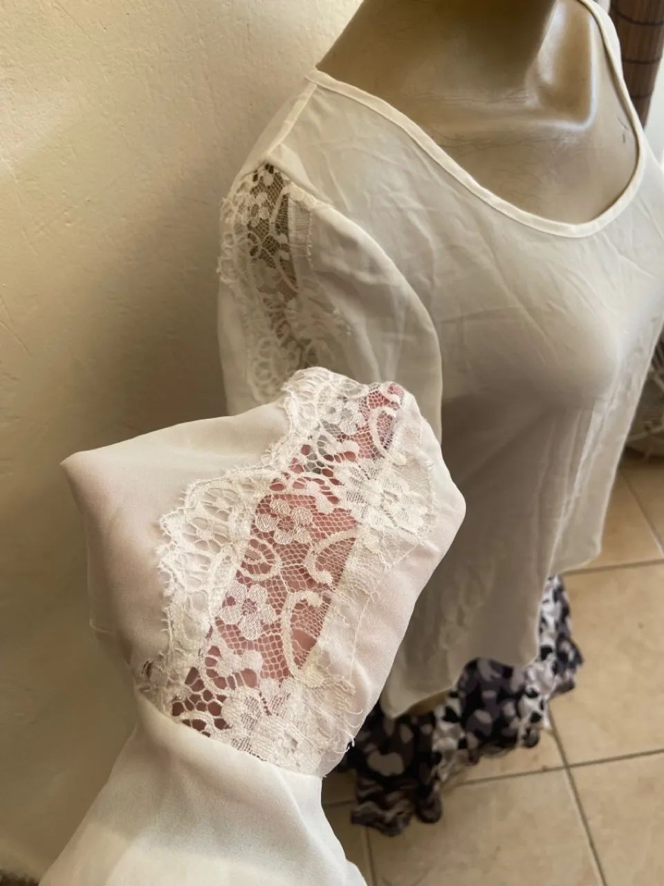Camisa branca com detalhe em renda - Foto 2