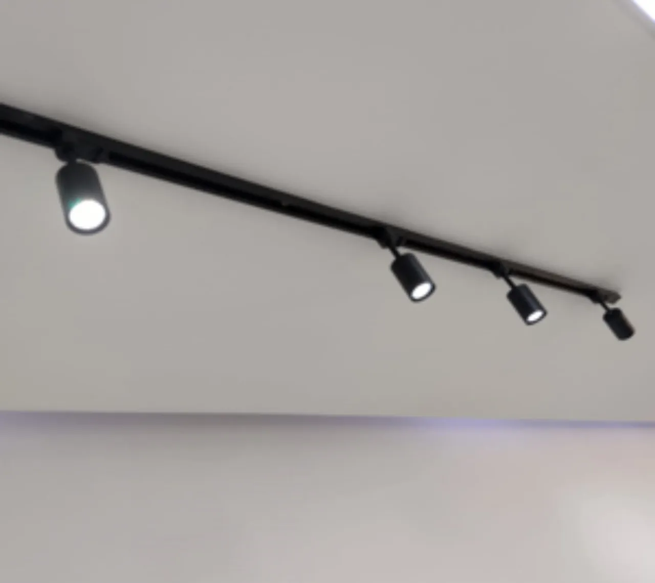 Kit Trilho Eletrificado 2 Metros + 4 Spots 10W Branco Frio Led Preto Bivolt
