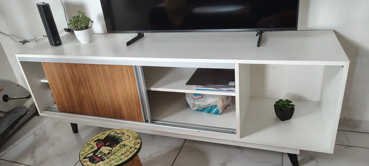 Rack para TV com 2 prateleiras e porta deslizante