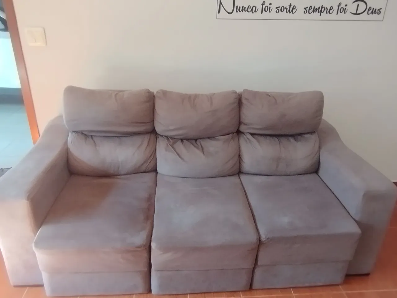 Sofá 3 Lugares Confortável e Elegante