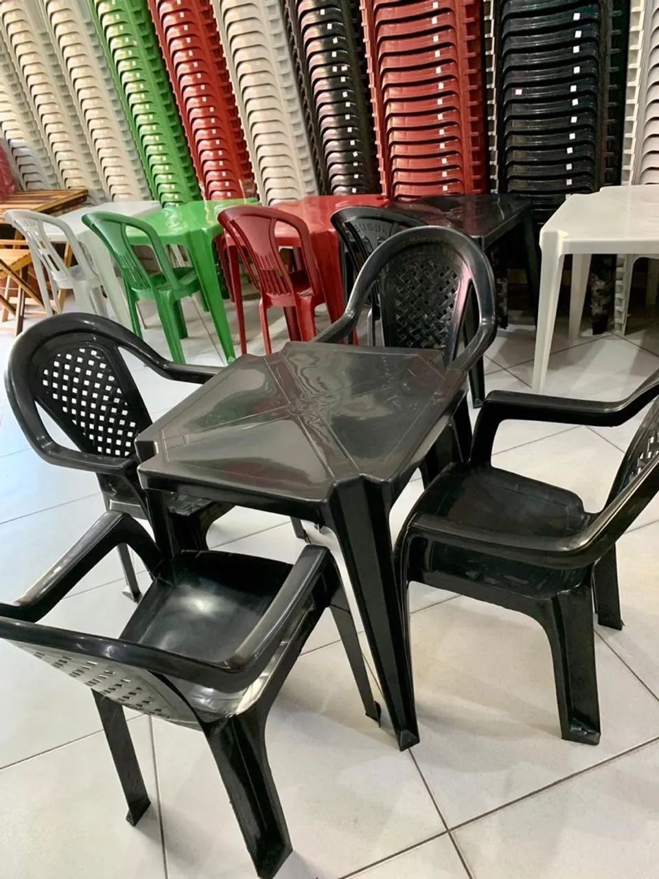 Cadeira poltrona e mesas