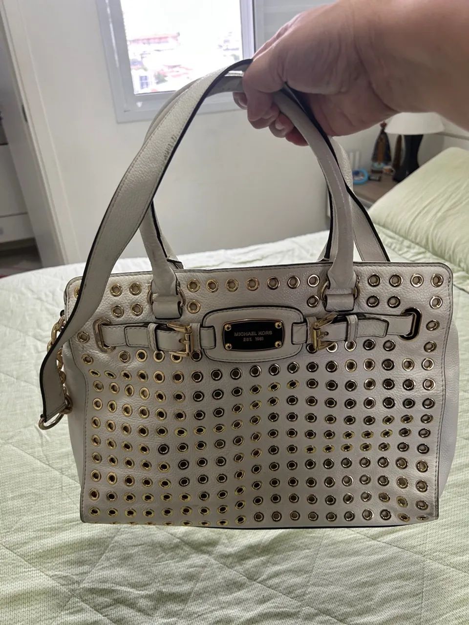 Bolsa Michael Kors com detalhes dourados - Foto 2