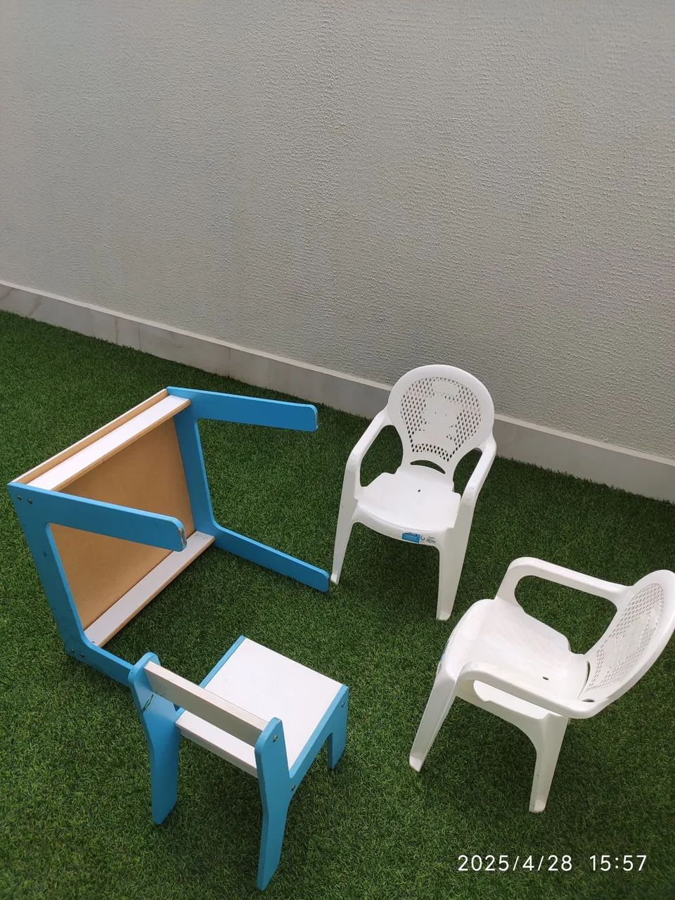 Mesa e Cadeiras Infantil - Branco e Azul - Foto 2