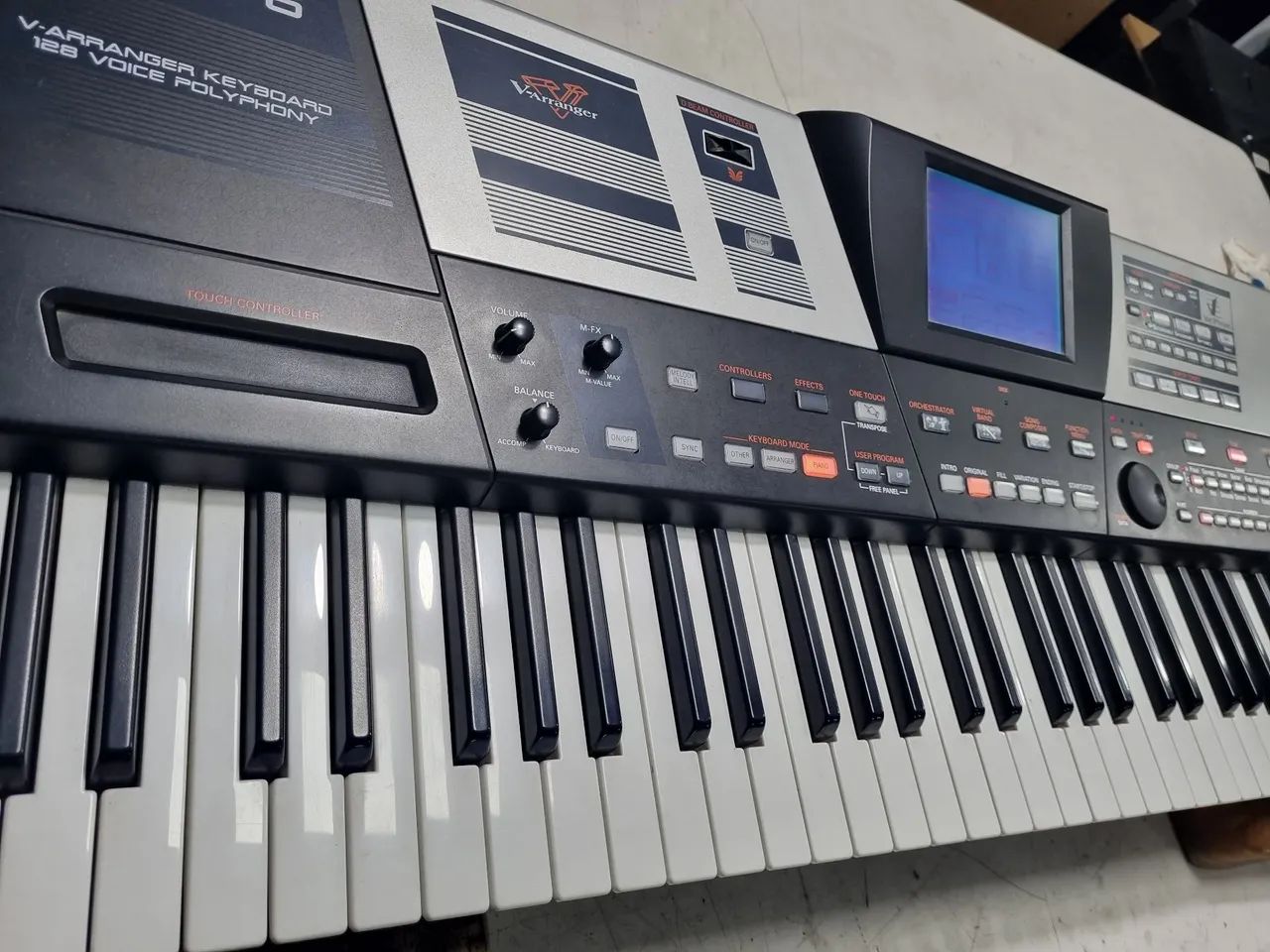 Teclado Roland VA76 IMPECÁVEL! - Foto 4
