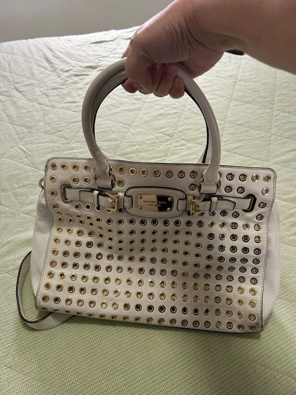 Bolsa Michael Kors com detalhes dourados