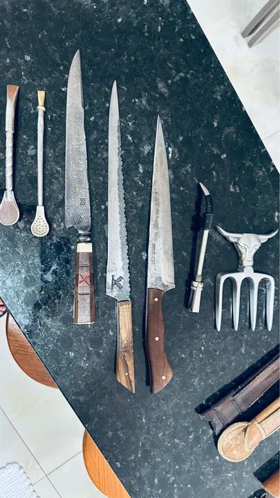 Conjunto de facas para churrasco e bomba para chimarrão. 