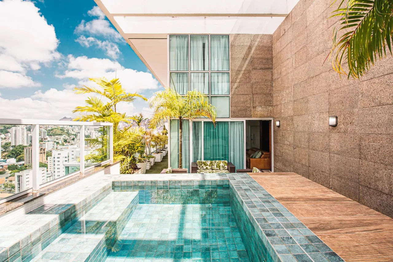 Do pé direito alto à piscina aquecida: uma cobertura de 507,18 m² que precisa ser vista pa