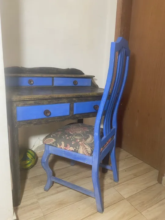 Escrivaninha com cadeira