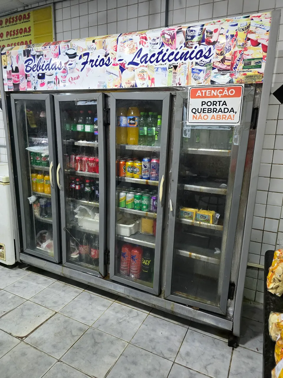 Geladeira Expositora para Bebidas e Laticínios