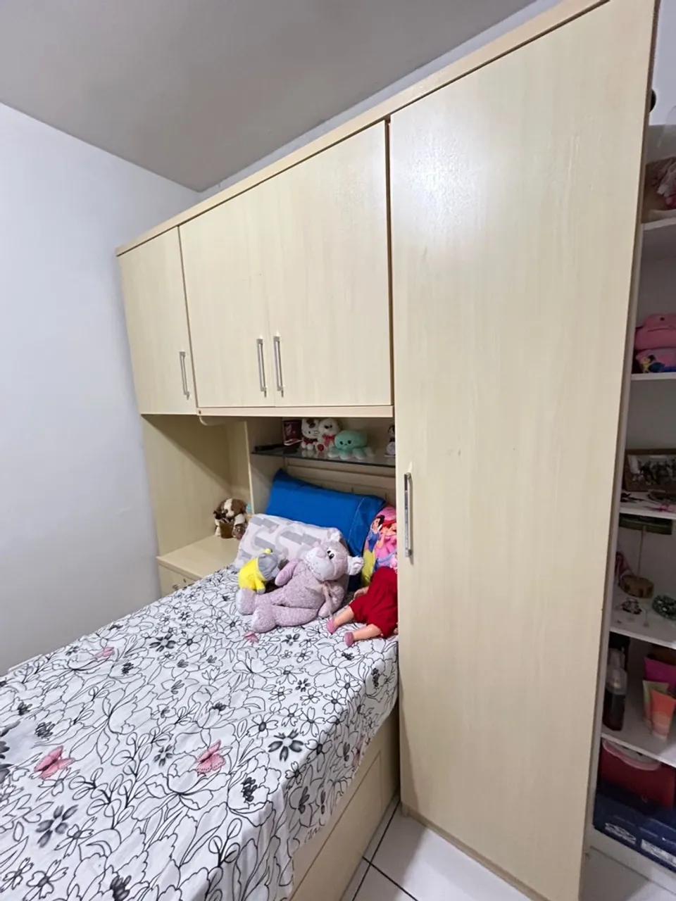 Guarda-Roupa com Cama Compacto e Funcional
