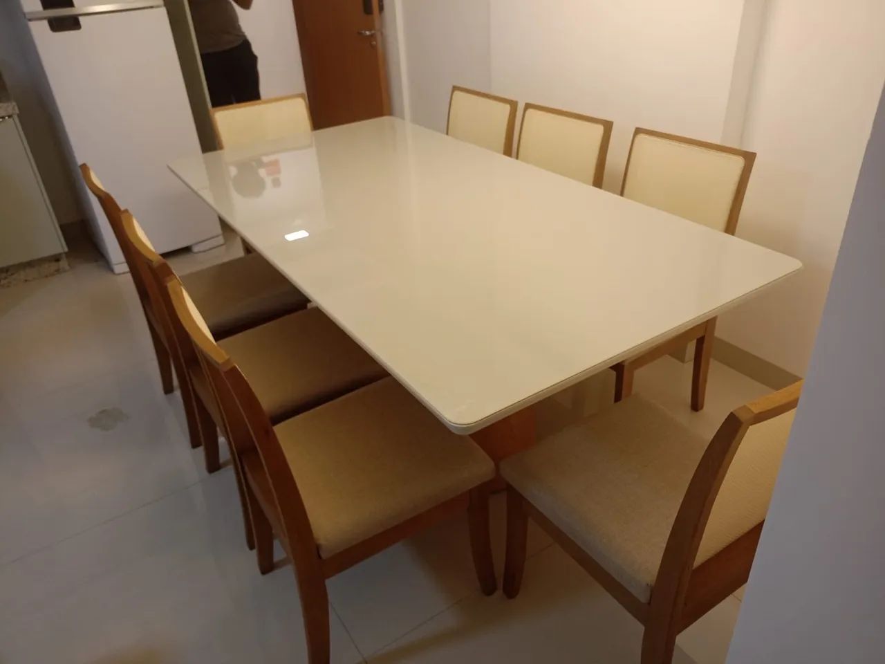 Mesa de jantar  moderna com 8 cadeiras de madeira  - Foto 3