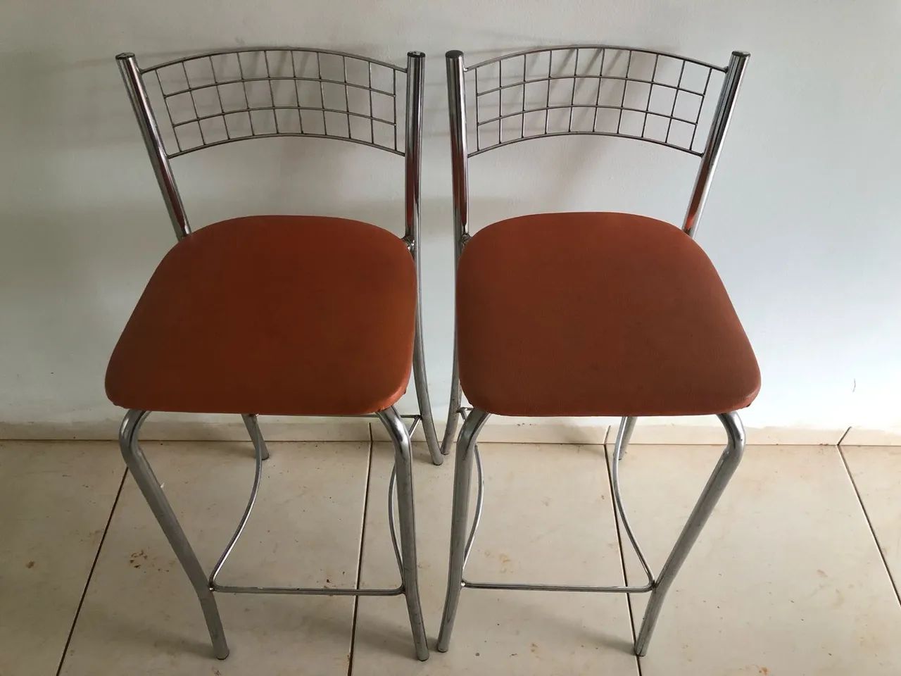 Par de Banquetas de Metal com Assento Laranja - Foto 3