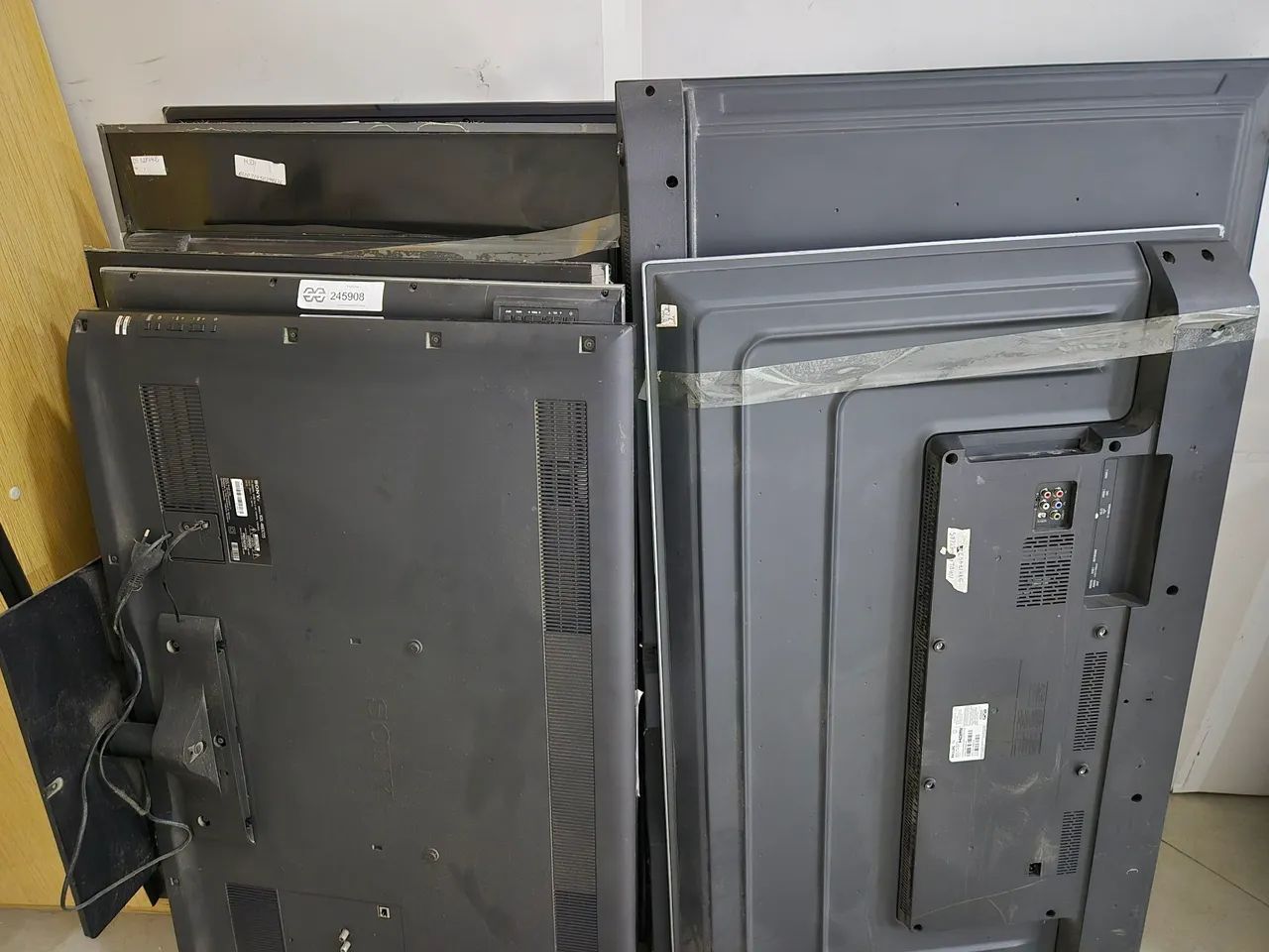 Vendo lote de TVs com defeito