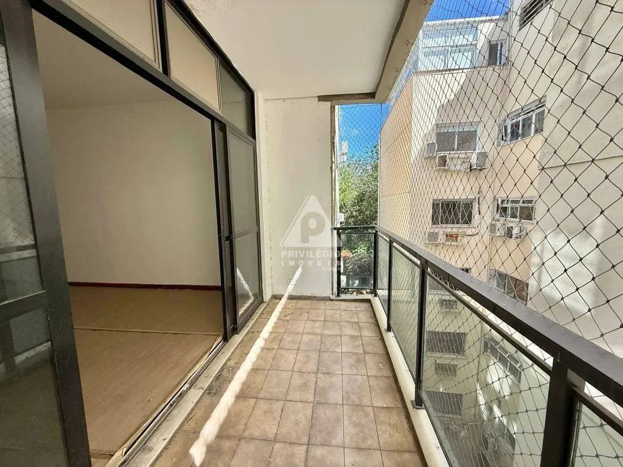 3 quartos sendo 1 suite, varandão, 2 vagas, edificio imponente, portaria 24H - Foto 2