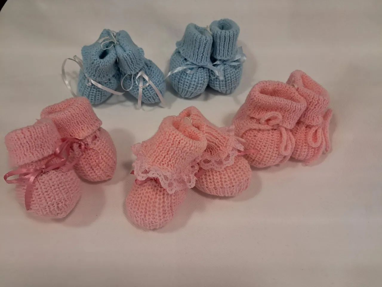 Sapatinhos de tricô novos p/ crianças de 1 a 3 meses.
