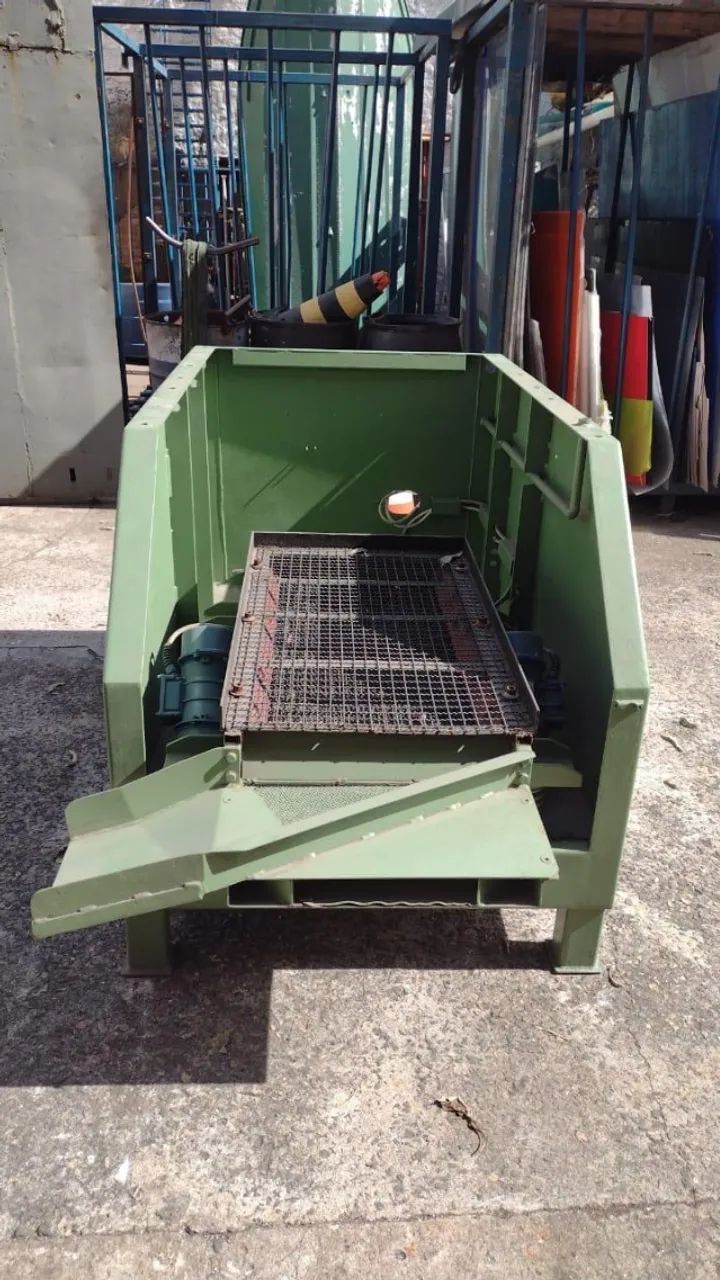 peneira vibratória usada com dois motovibradores  c contenção de fluídos 