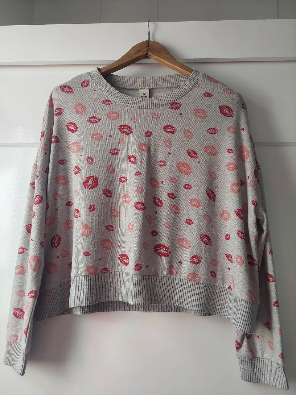 Blusa pijama suéter cropped estampado com beijos