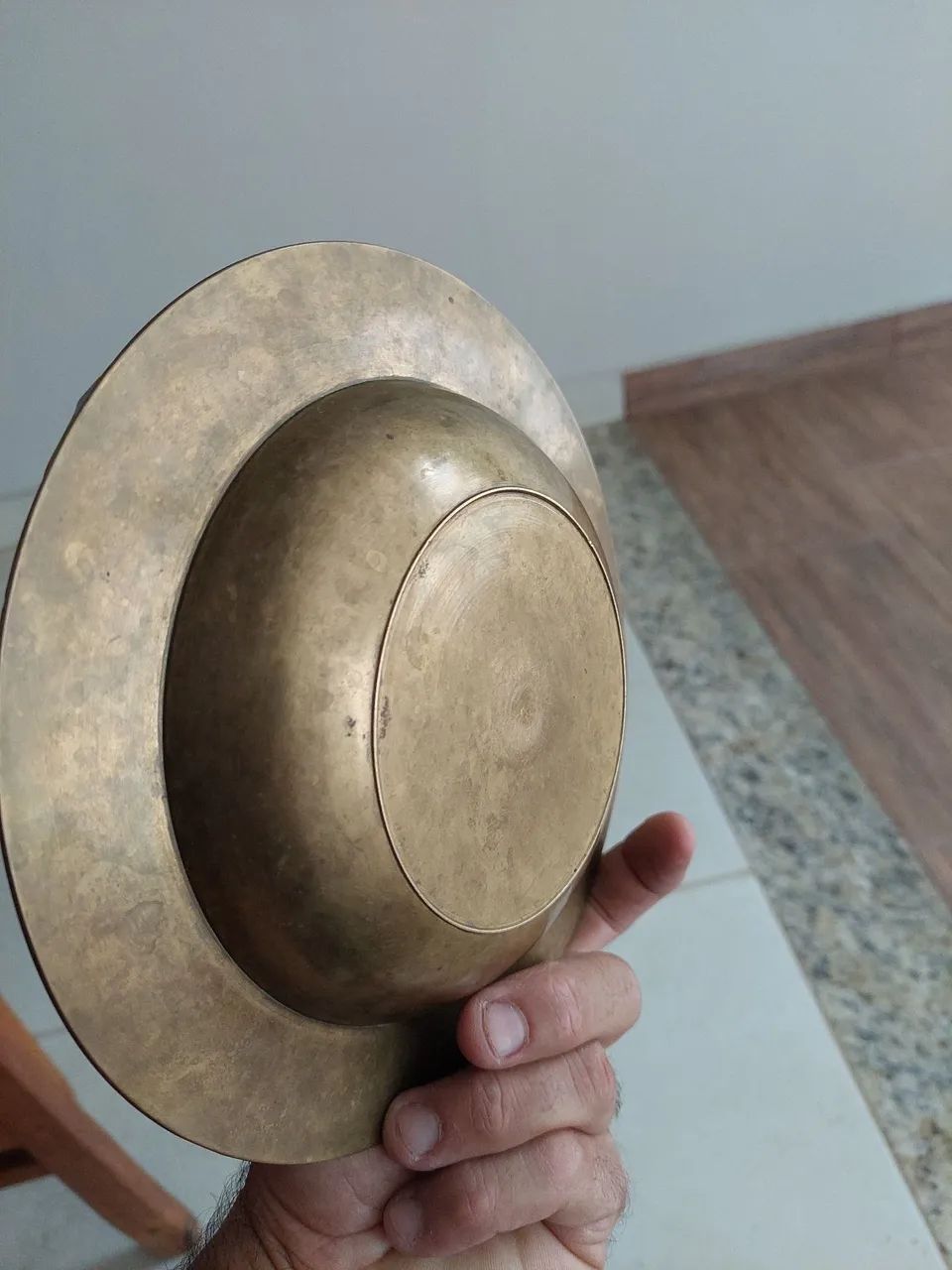 Cinzeiro de bronze antigo com detalhes em relevo - Foto 2