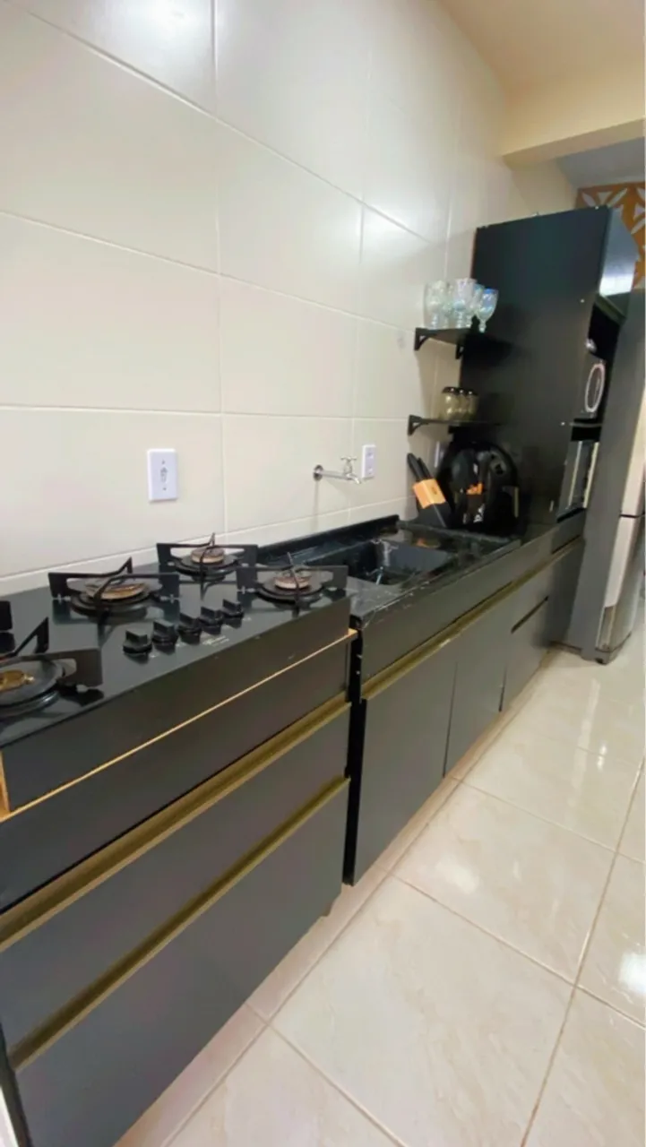 Armários de Cozinha Pretos com Detalhes Dourados