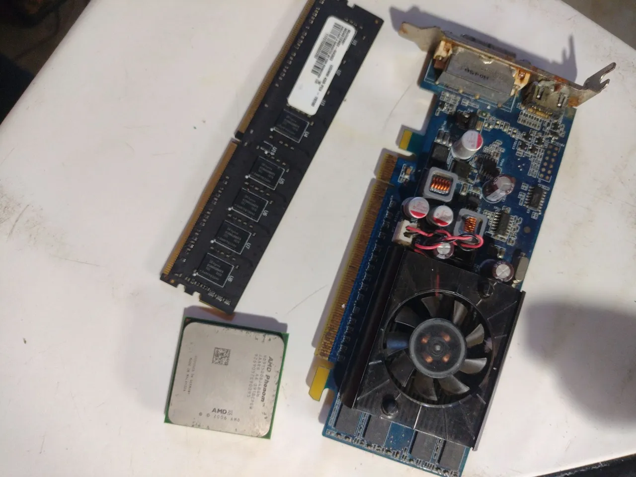 Processador AMD PHENOM II X4 955 4 NÚCLEOS 3.2GHZ, PLACA DE VIDEO E MEMÓRIA RAM 4GB