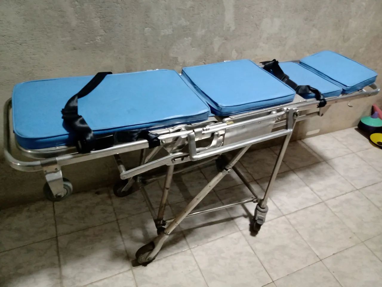 Maca hospitalar toda em alumínio e o melhor transforma em cadeira de rodas ótima opção  - Foto 3