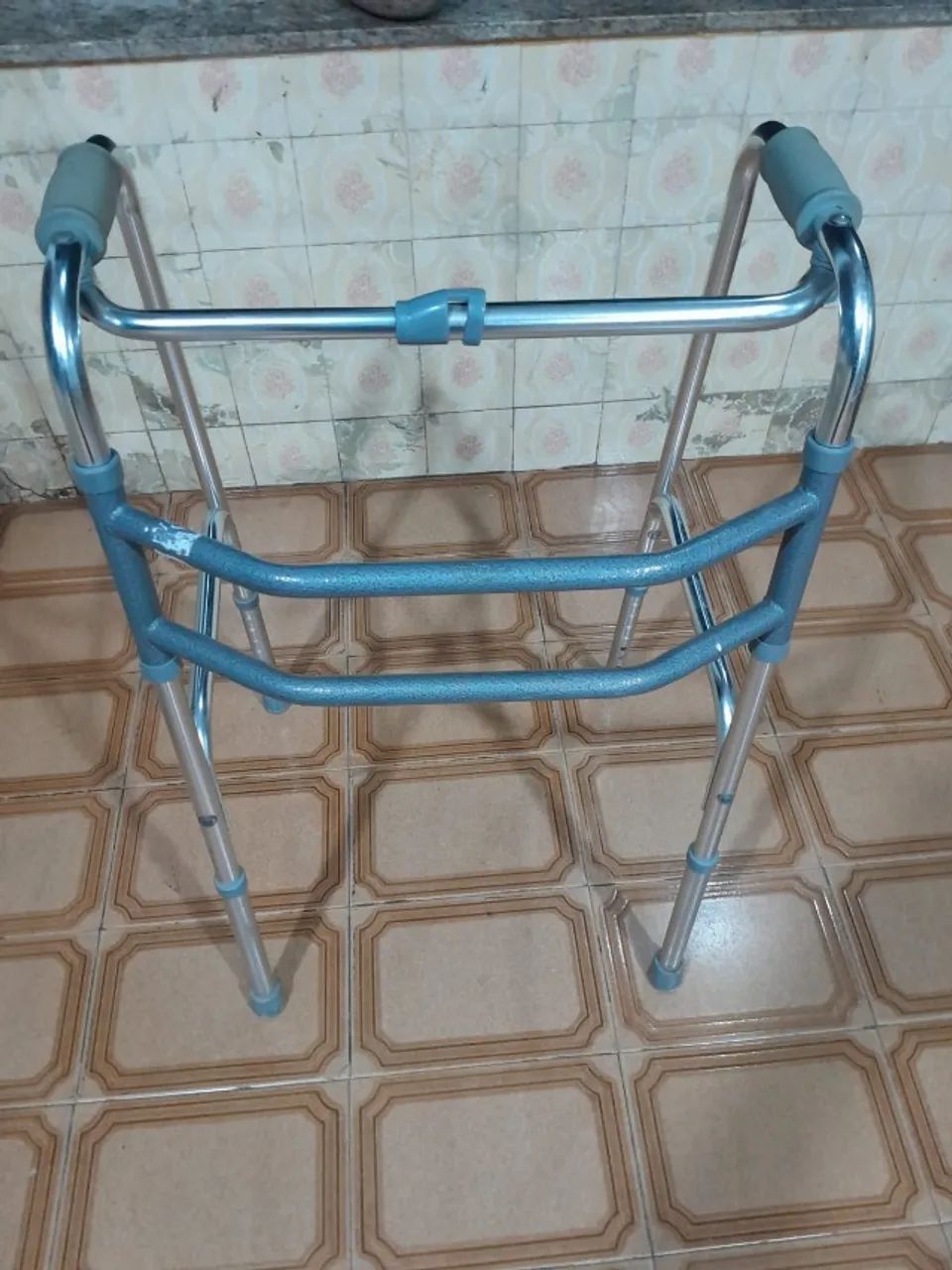 Vende-se CADEIRA DE RODAS REFORÇADA com ANDADOR - Foto 4