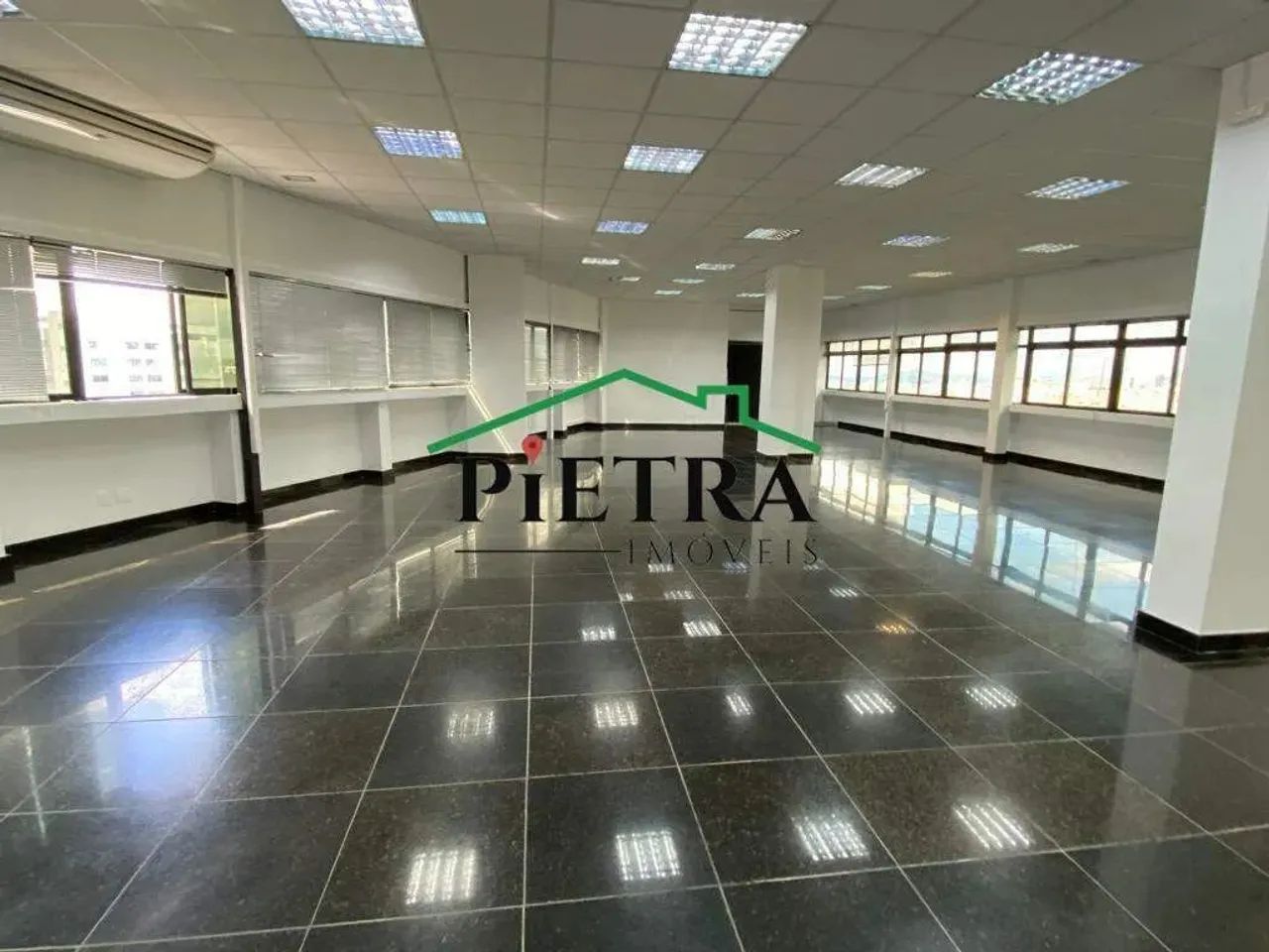 Sala de 300 m para locação na Raja Gabáglia