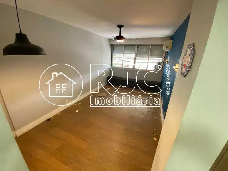 Imóvel à venda reformado com sala 2 quartos (1 suíte), vaga em Vila Isabel - Rio de Janeir