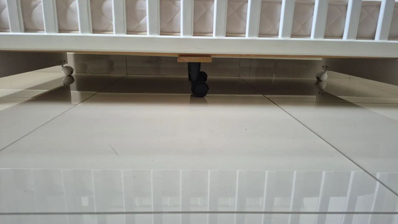 Berço com colchão excelente com rodízios  - Foto 3