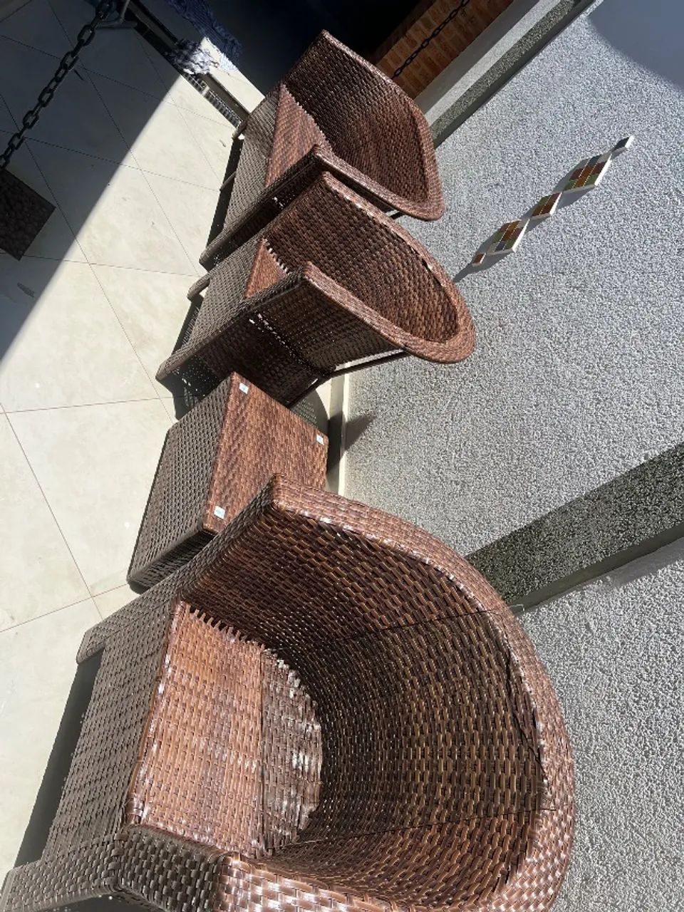 Jogo cadeiras mais mesa centro almofadadas.64596142887811120