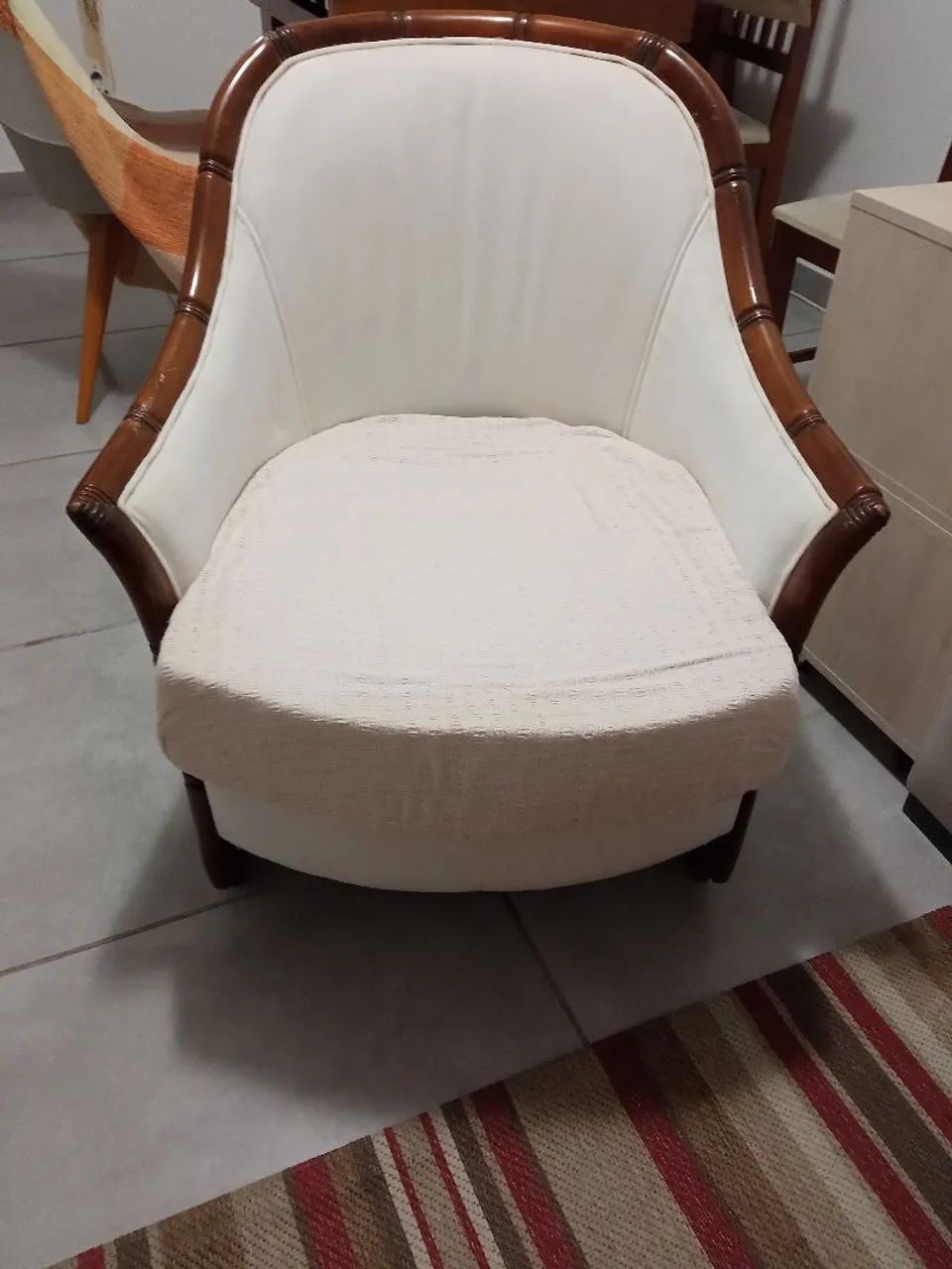 Poltrona de madeira maciça em excelente estado! - Foto 5