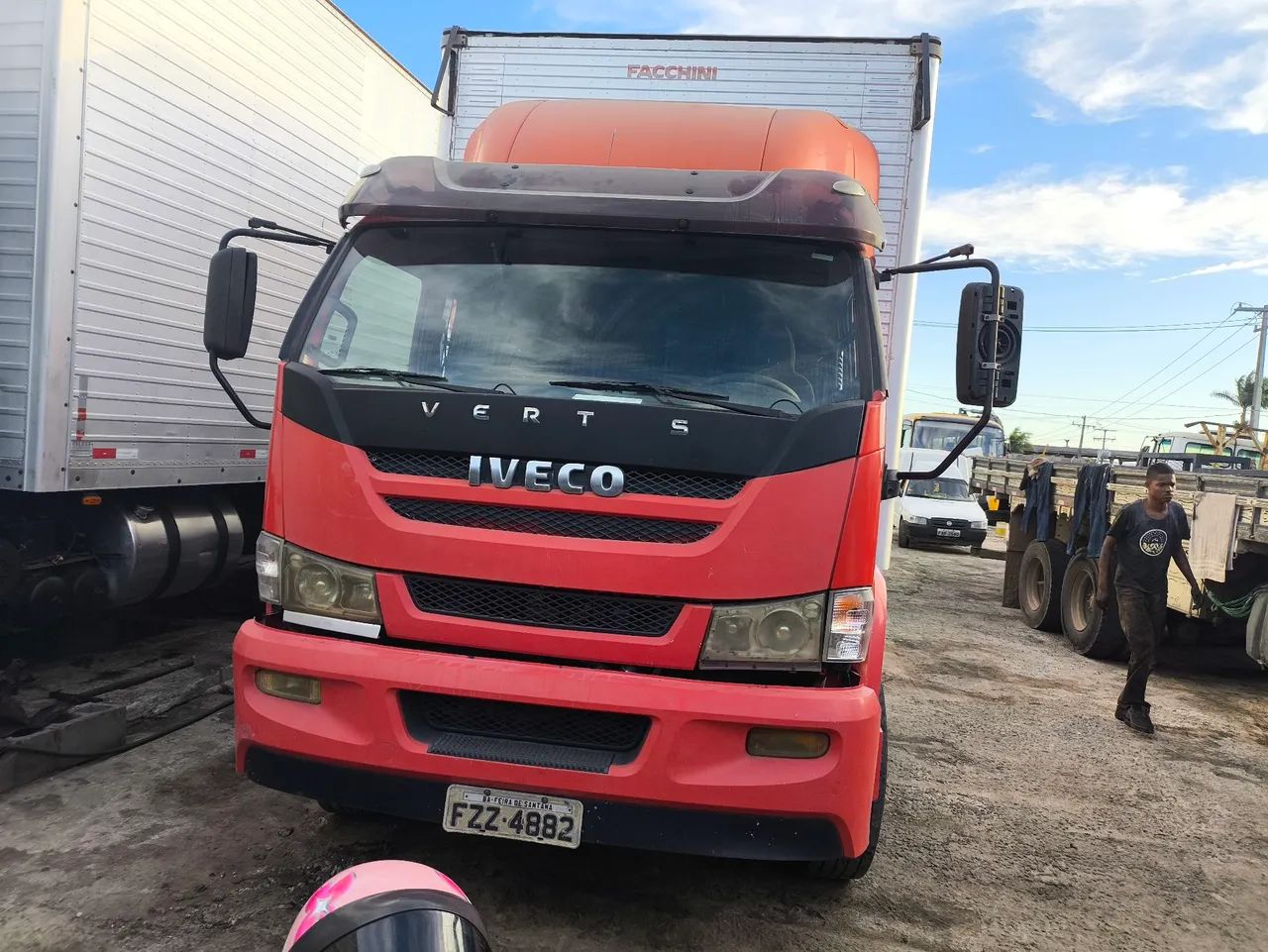 Iveco/Vertis 130 V19 Baú 2015 Bom