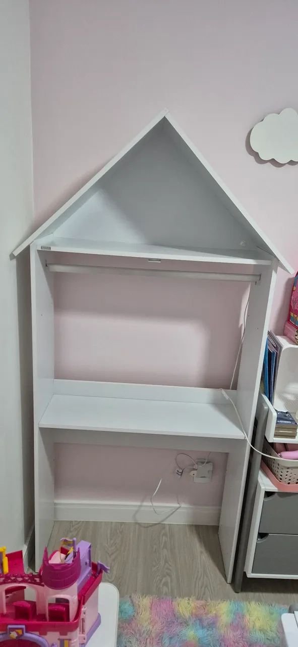 Móvel infantil branco com cabideiro