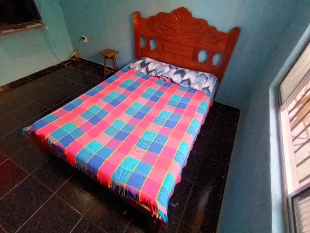 Cama casal em madeira maciça