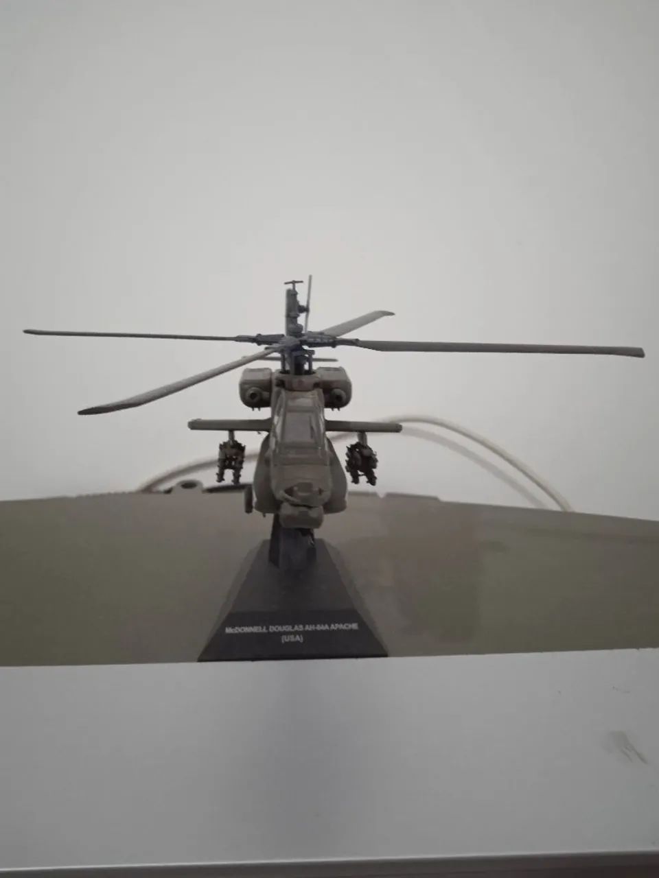 Helicópteros de Combate - McDonnell Douglas AH-64A Apache - Foto 2