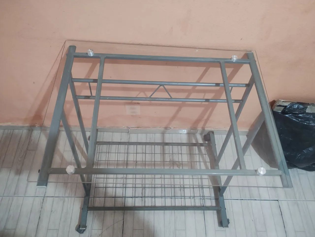 Escrivania de ferro e tampo de vidro 