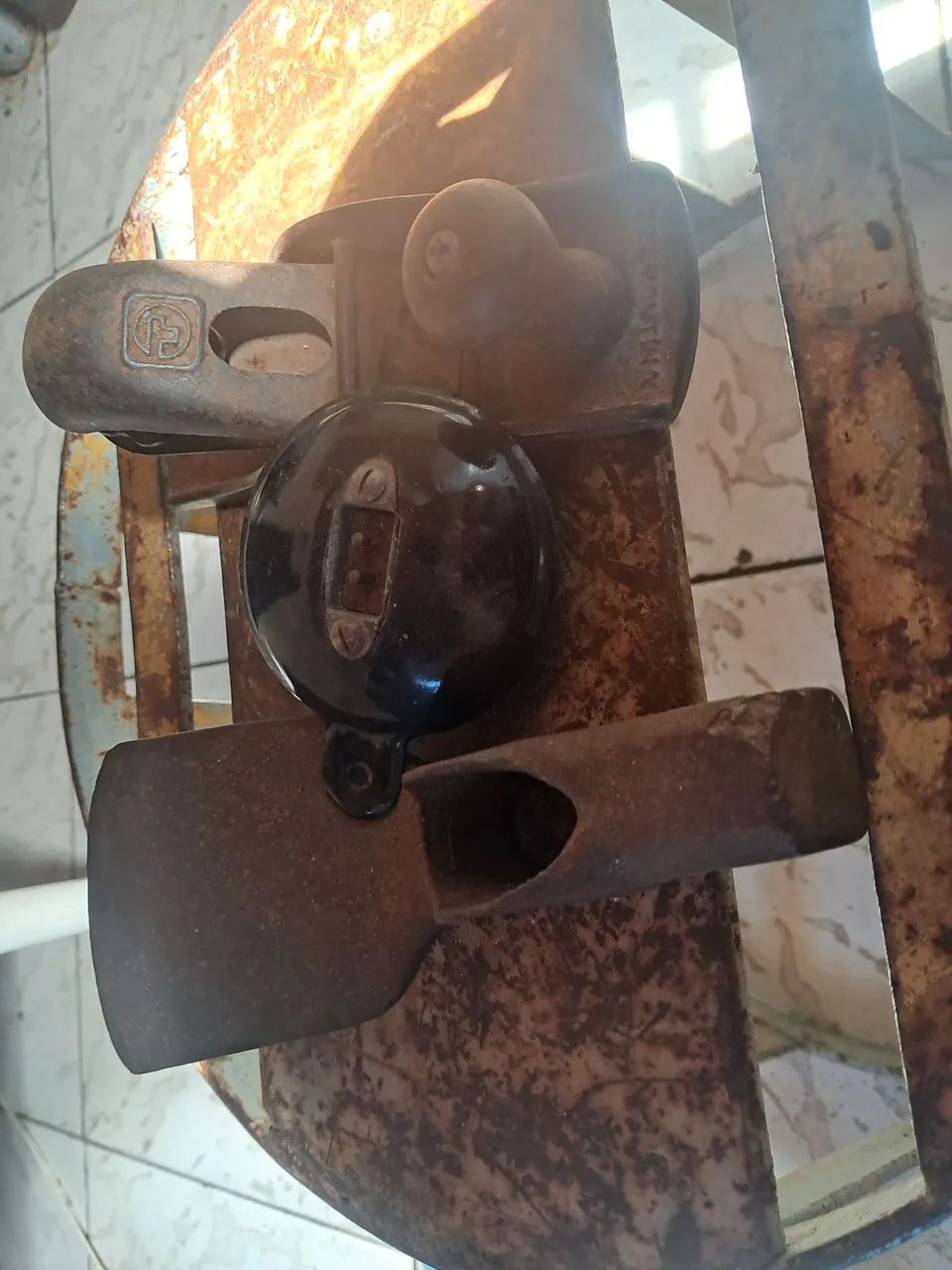 Conjunto de antiguidade (tomada, peina e anxo)
