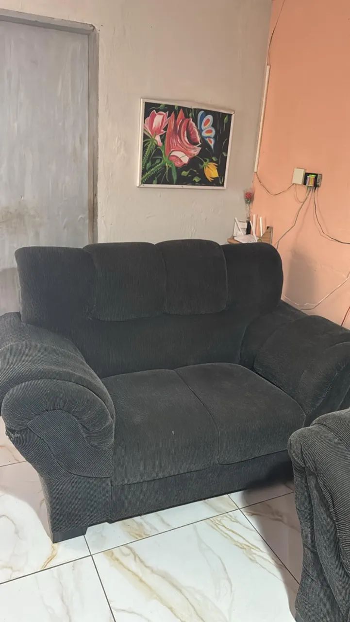 Vendo 2 Sofás Seminovos: 1 o braço está danificado e 1 com Pequeno Descusturado no Tecido - Foto 2