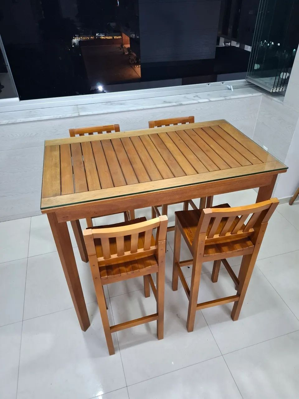 Mesa alta de bar com cadeiras e tampo de vidro - Foto 3