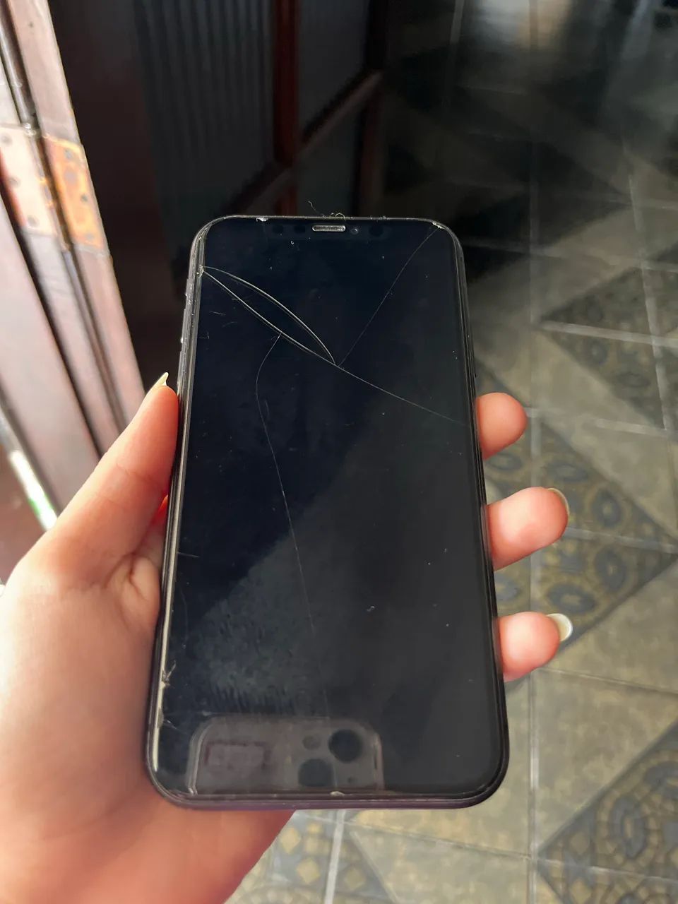 iPhone 11 traseira quebrada 