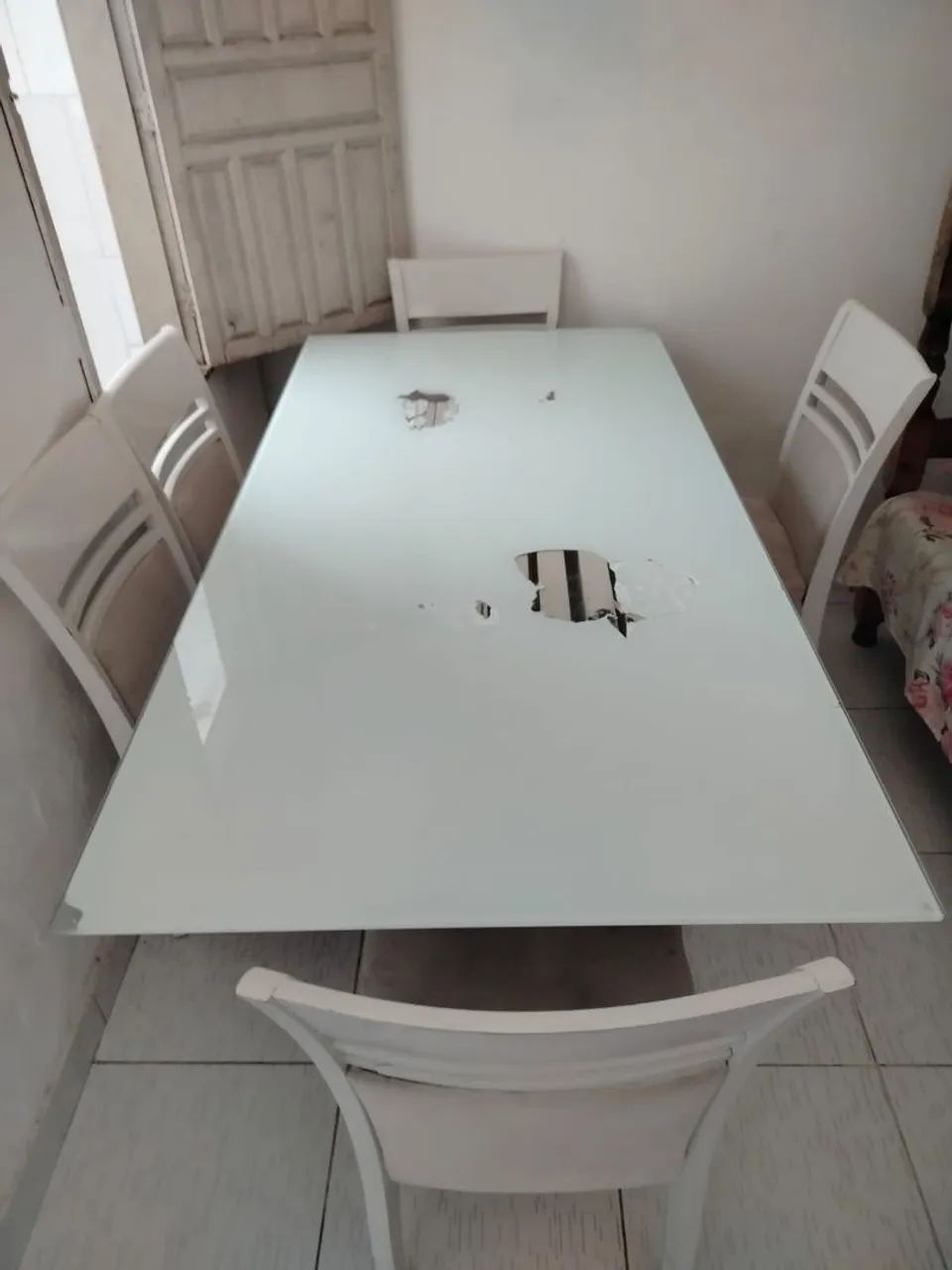 Mesa de vidro com seis cadeiras 