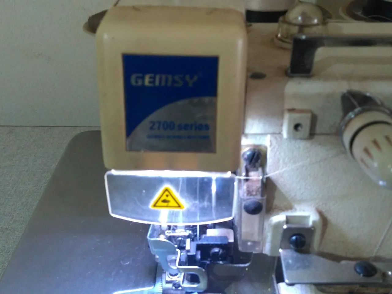 Overloque industrial Gemsy 2700series, bom estado, funcionando  - Foto 2