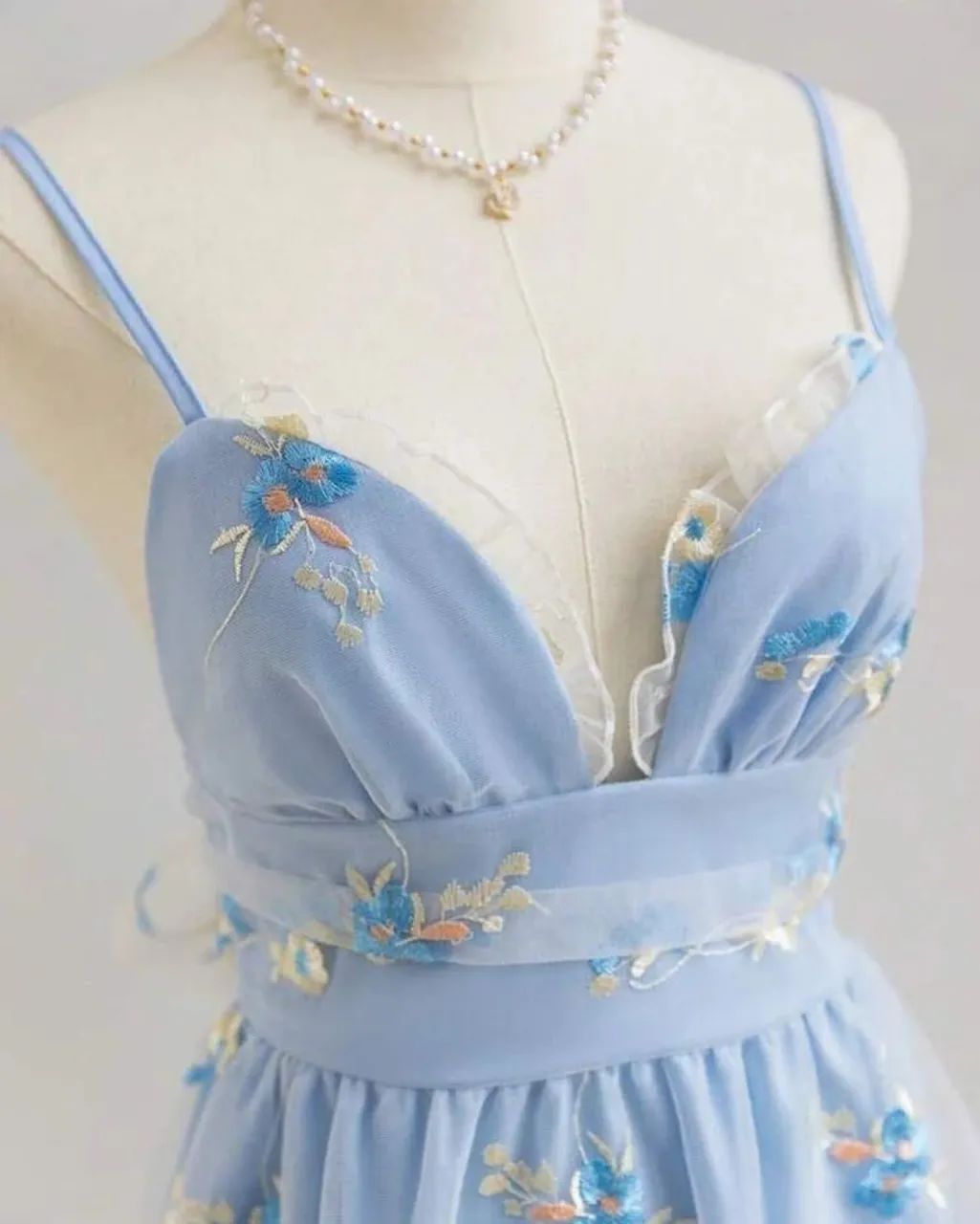 Vestido de tule bordado azul - Foto 2
