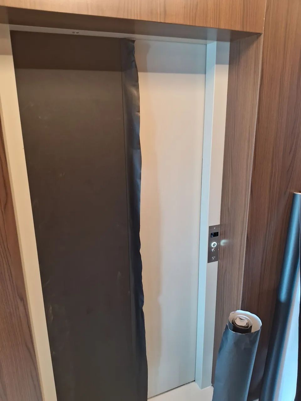 Envelopamento de portas e Hall elevador - Foto 4